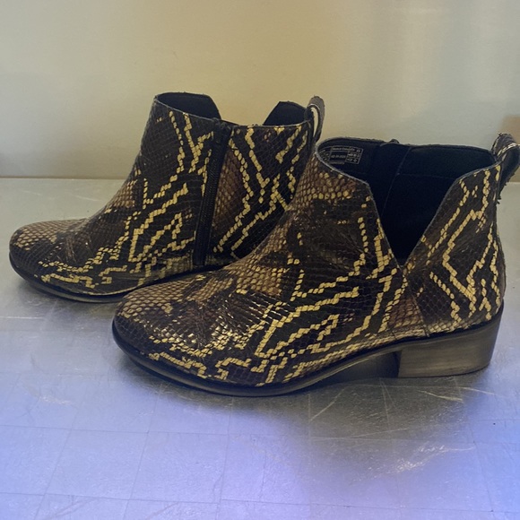 Vionic snake skin like booties - Picture 4 of 7